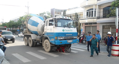 Va chạm xe trộn bê tông, người đàn ông thoát chết hy hữu