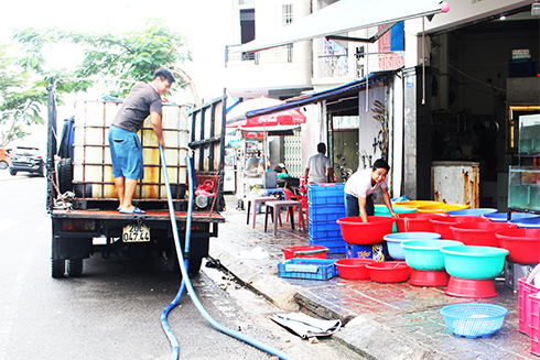 Một nhà hàng ở phường Vĩnh Thọ đang mua nước biển.