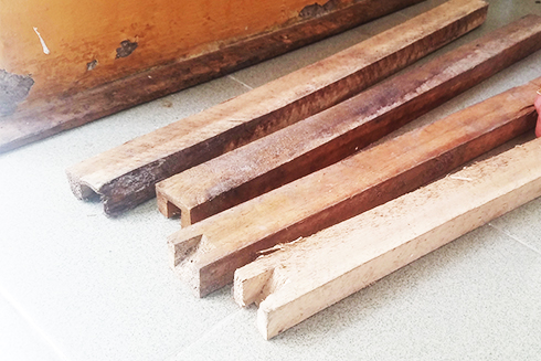 Một số gậy gỗ Công an xã Vĩnh Ngọc thu được  tại hiện trường. 