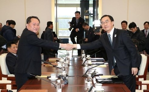 Đại diện Hàn-Triều bắt tay trước khi đàm phán. Ảnh: Reuters.