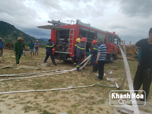 Đến 11 giờ, Cảnh sát phòng cháy chữa cháy tỉnh Khánh Hòa đã điều động thêm một xe chữa cháy chuyên dụng từ Nha Trang tham gia dập lửa