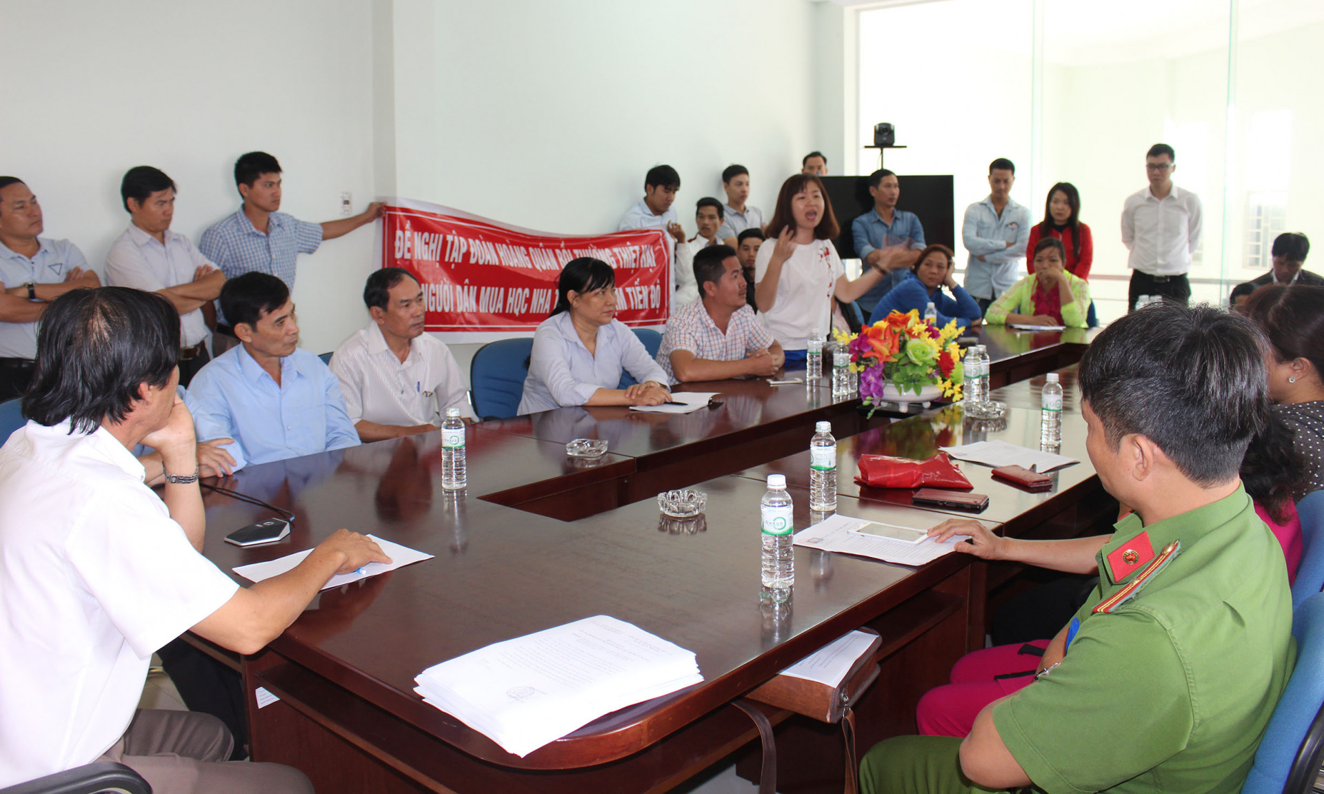 Người dân họp với chủ đầu tư Dự án nhà ở xã hội HQC Nha Trang vào sáng ngày 10-1