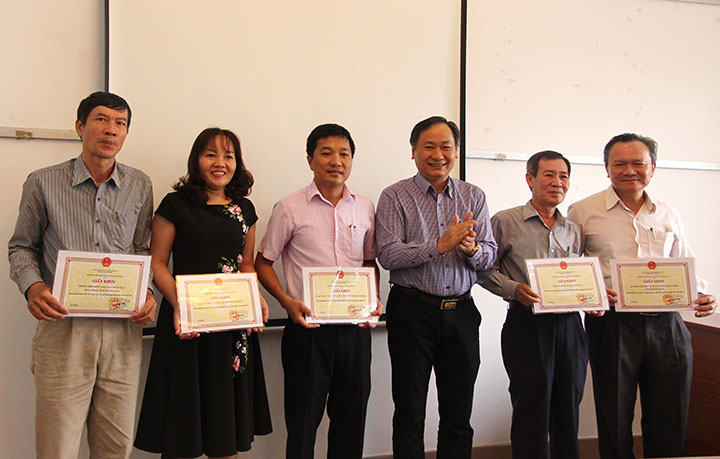 Gắn kết phổ biến, giáo dục với thi hành pháp luật