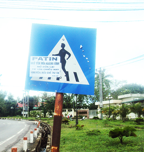 Nên xử lý nghiêm việc dán rao vặt trên biển báo