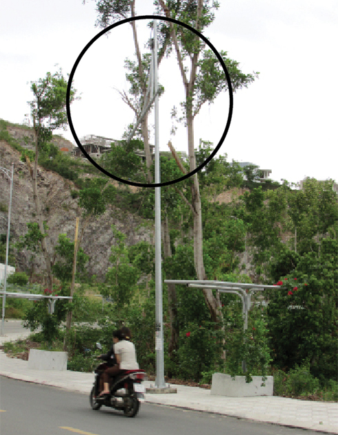 Đầu trụ điện chiếu sáng sắp rớt