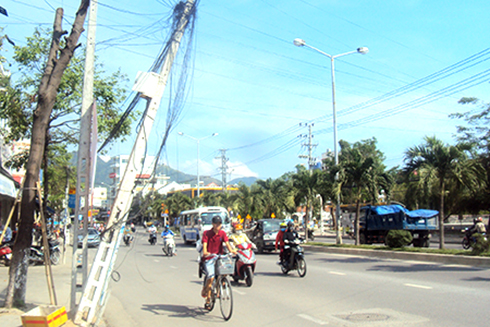 Trụ viễn thông bị nghiêng