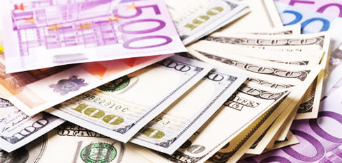 Dồn dập 2 cú sốc, USD tụt giảm