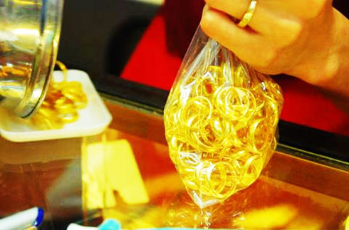 Giá vàng hôm nay 11/1: USD lao dốc, vàng vọt lên đỉnh 4 tháng