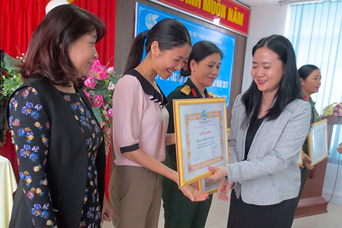 Tặng bằng khen cho 12 tập thể