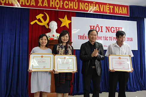 Ông Nguyễn Đắc Tài trao bằng khen của UBND tỉnh Khánh Hòa cho các tập thể, cá nhân.