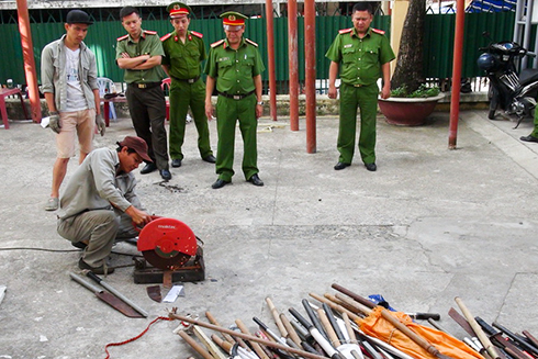 Tiêu hủy hơn 230 vũ khí thô sơ
