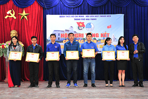Tỉnh đoàn khen thưởng các tập thể xuất sắc trong công tác đoàn của TP. Nha Trang.