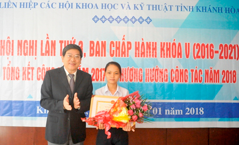 Đồng chí Nguyễn Duy Bắc tặng bằng khen  cho em Lê Thị Kim Huyền.