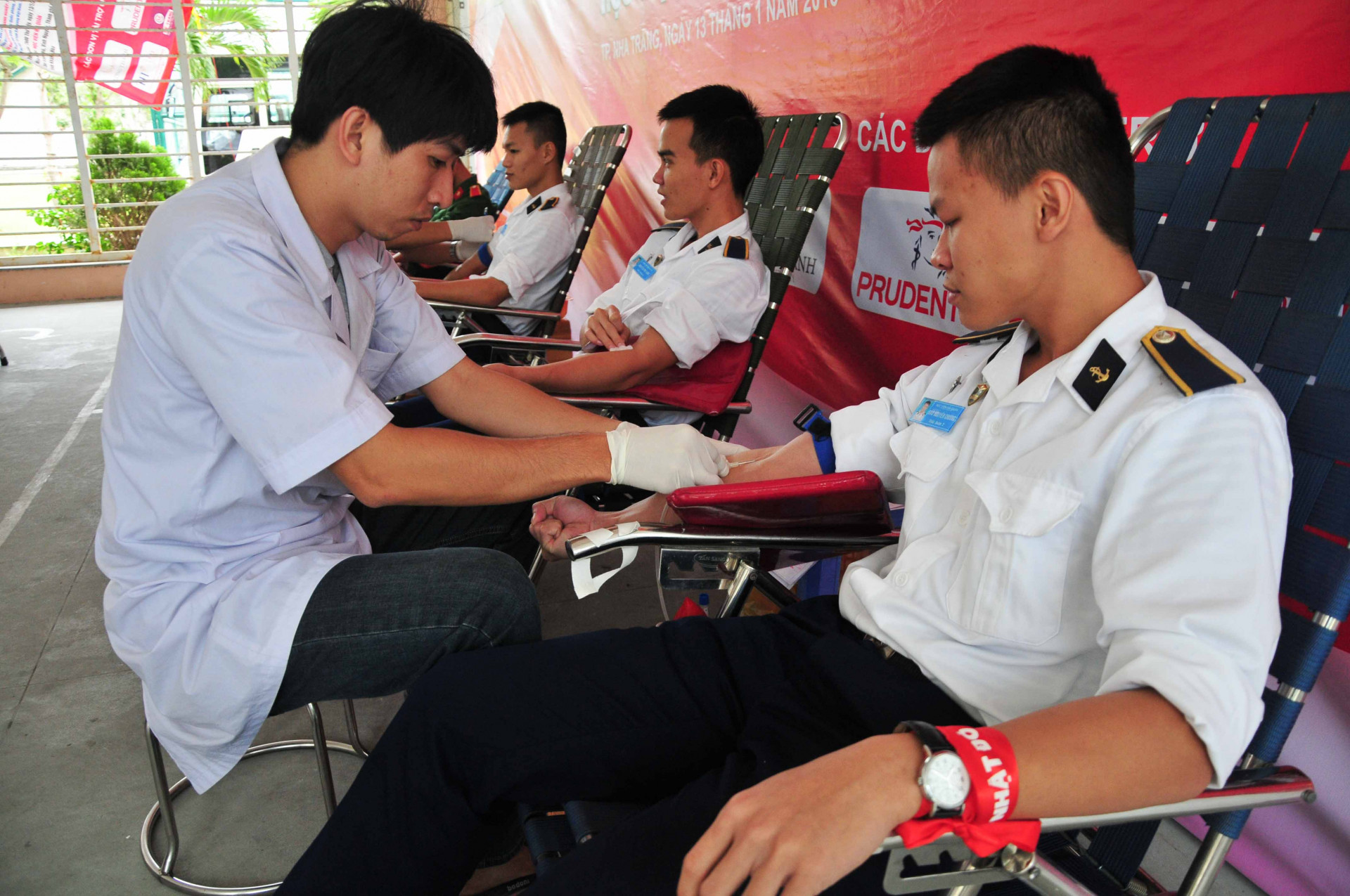 Các học viên Học viện Hải quân tham gia hiến máu tình nguyện
