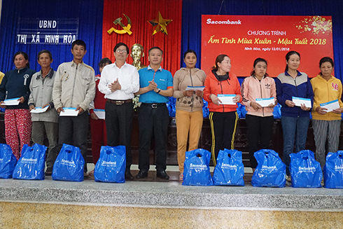 Ông Nguyễn Tấn Tuân và ông Phan Đình Tuệ tặng quà cho các hộ dân tại thị xã Ninh Hòa.