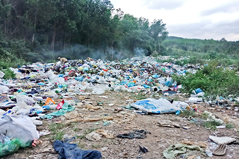 Bãi rác xã Sơn Trung hiện nay đã quá tải, gây ô nhiễm môi trường. Ảnh: Quốc Nguyên
