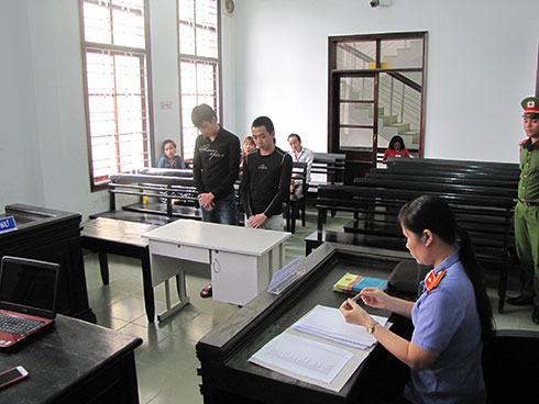 Cùng nhau vào tù vì giật thỏi son và kính mắt