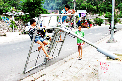 Giàn sắt đổ xuống lòng đường