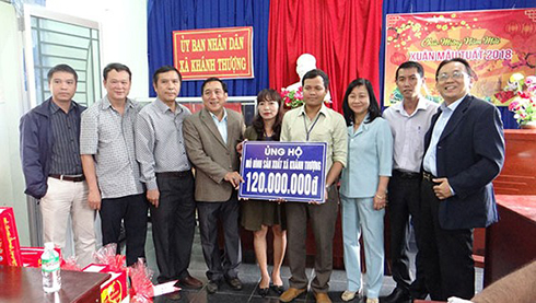 Tặng quà Tết cho người dân xã Khánh Thượng