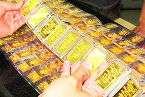 Áp lực bán tháo, vàng giảm mạnh