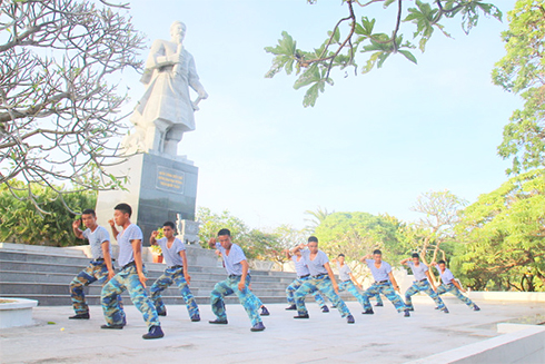 Chiến sĩ biểu diễn võ thuật dưới chân tượng đài Trần Quốc Tuấn.