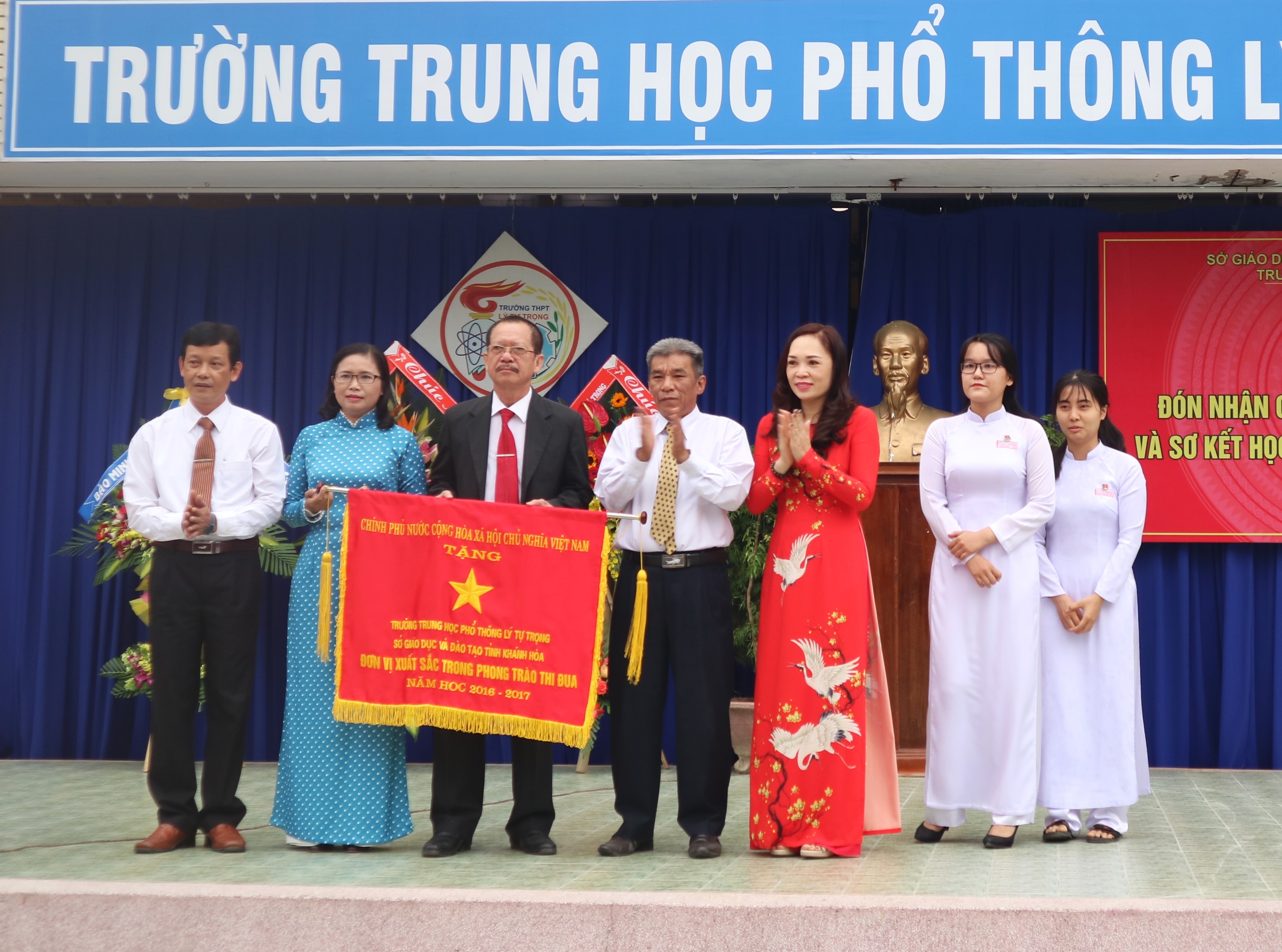 Trường THPT Lý Tự Trọng đón nhận cờ thi đua của Chính phủ
