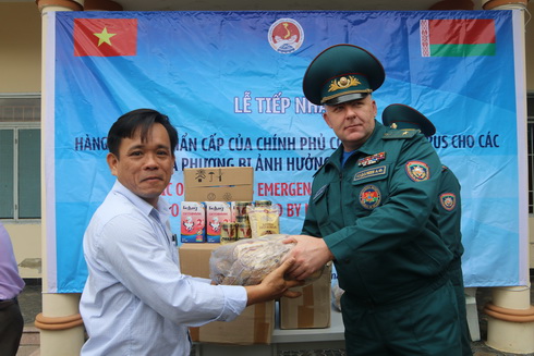 Đoàn công tác Belarus trao hàng viện trợ cho người dân bị thiệt hại do cơn bão số 12