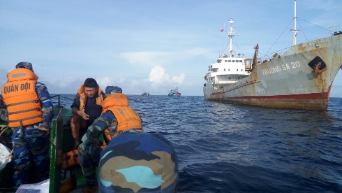 Tàu Trường Sa 20 cứu kéo thành công 2 tàu cá gặp nạn