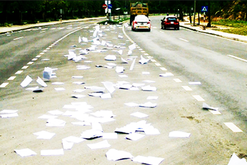 Hàng trăm hồ sơ các công trình thủy lợi vương vãi trên đường