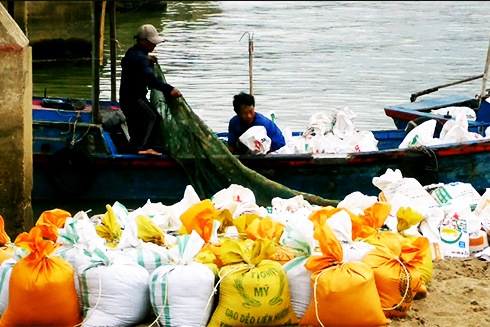 Ngư dân ồ ạt lấy cát chân cầu Xóm Bóng