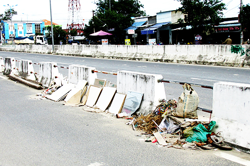 Để phế thải ra dải phân cách