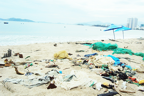 Rác trên bãi biển