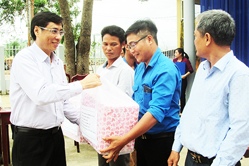 Đồng chí Lê Đức Vinh tặng quà cho các hộ xã Khánh Hiệp.