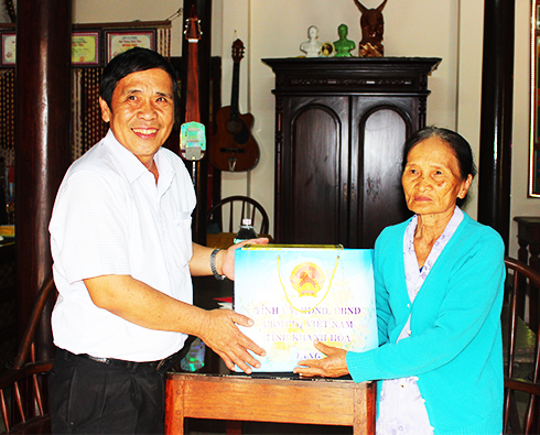 Thăm các gia đình tham gia Tổng tiến công và nổi dậy xuân Mậu Thân ở Diên Khánh