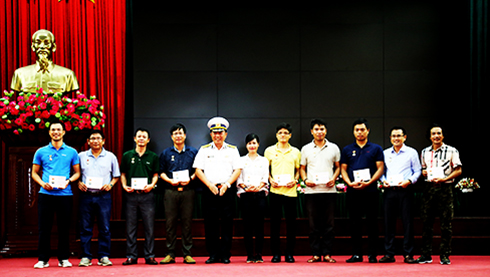 Đại tá Nguyễn Công Sơn - Phó Chính ủy Bộ Tư lệnh Vùng 4 Hải quân  trao Huy hiệu Chiến sĩ Trường Sa cho các nhà báo và  thành viên Câu lạc bộ Tuổi trẻ vì biển đảo quê hương.