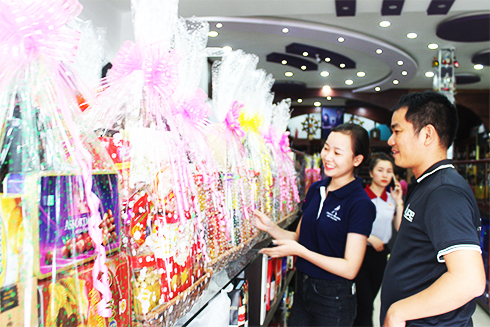 Khách hàng chọn giỏ quà Tết tại một cửa hàng ở Nha Trang.