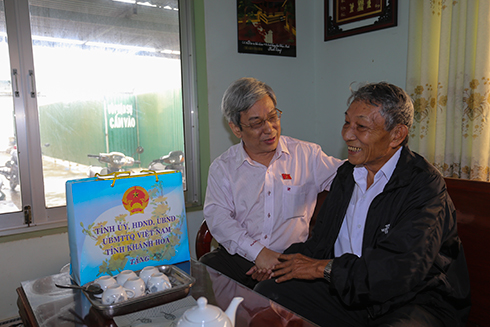 Thăm, tặng quà các gia đình tiêu biểu tham gia cuộc Tổng tiến công nổi và nổi dậy Xuân Mậu Thân 1968