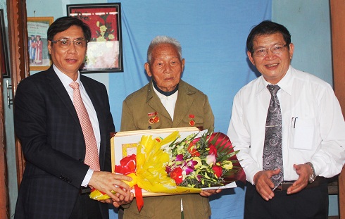 Trao huy hiệu 55 và 70 năm tuổi Đảng cho 2 đảng viên lão thành