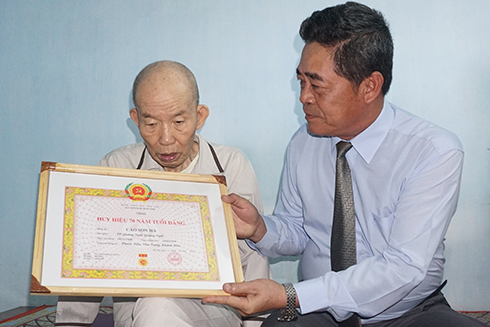 Bí thư Tỉnh ủy trao Huy hiệu 70 năm tuổi Đảng cho đảng viên lão thành