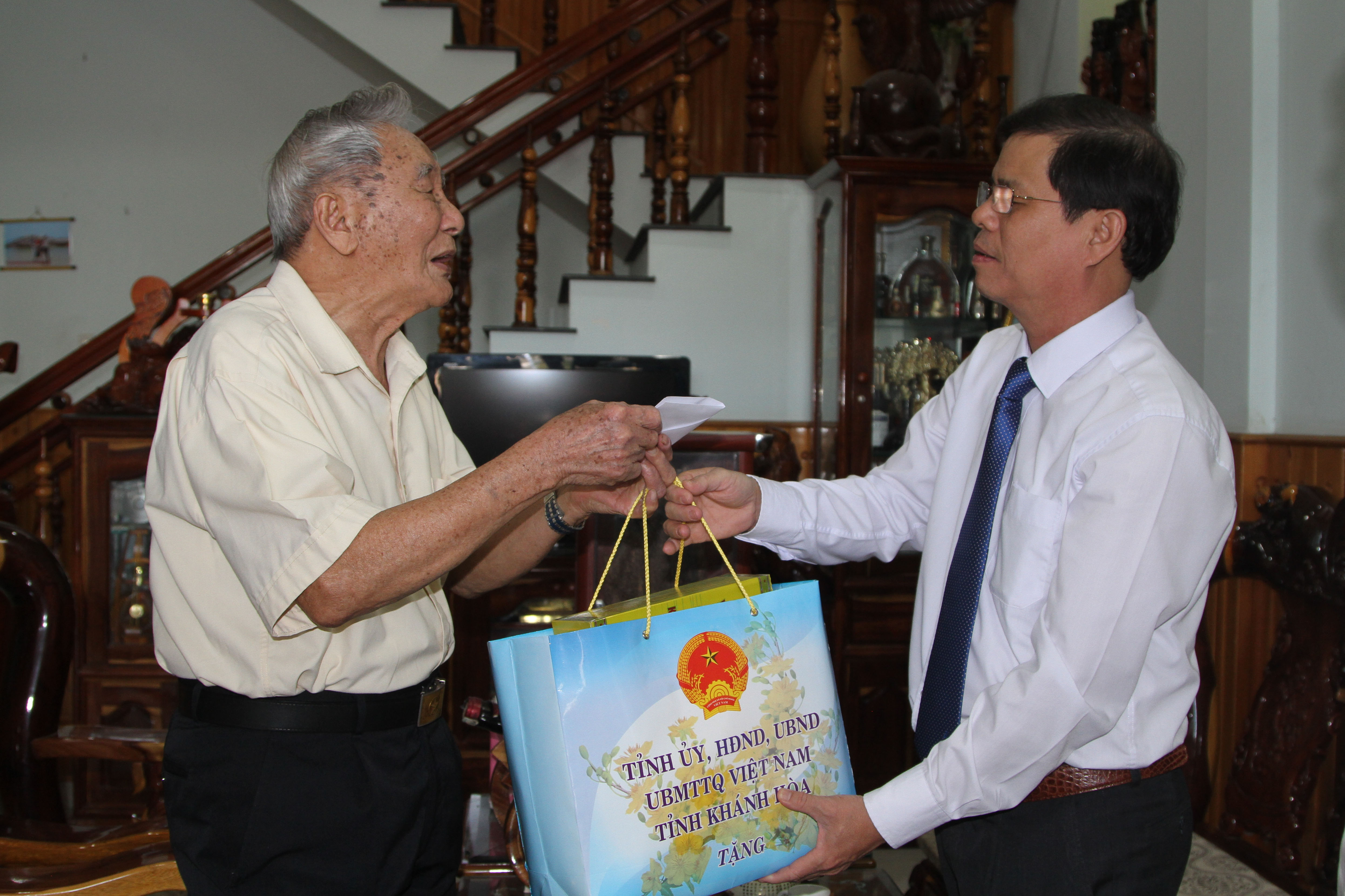 Đồng chí Nguyễn Tấn Tuân động viên sức khoẻ đồng chí Cao Ánh Đăng