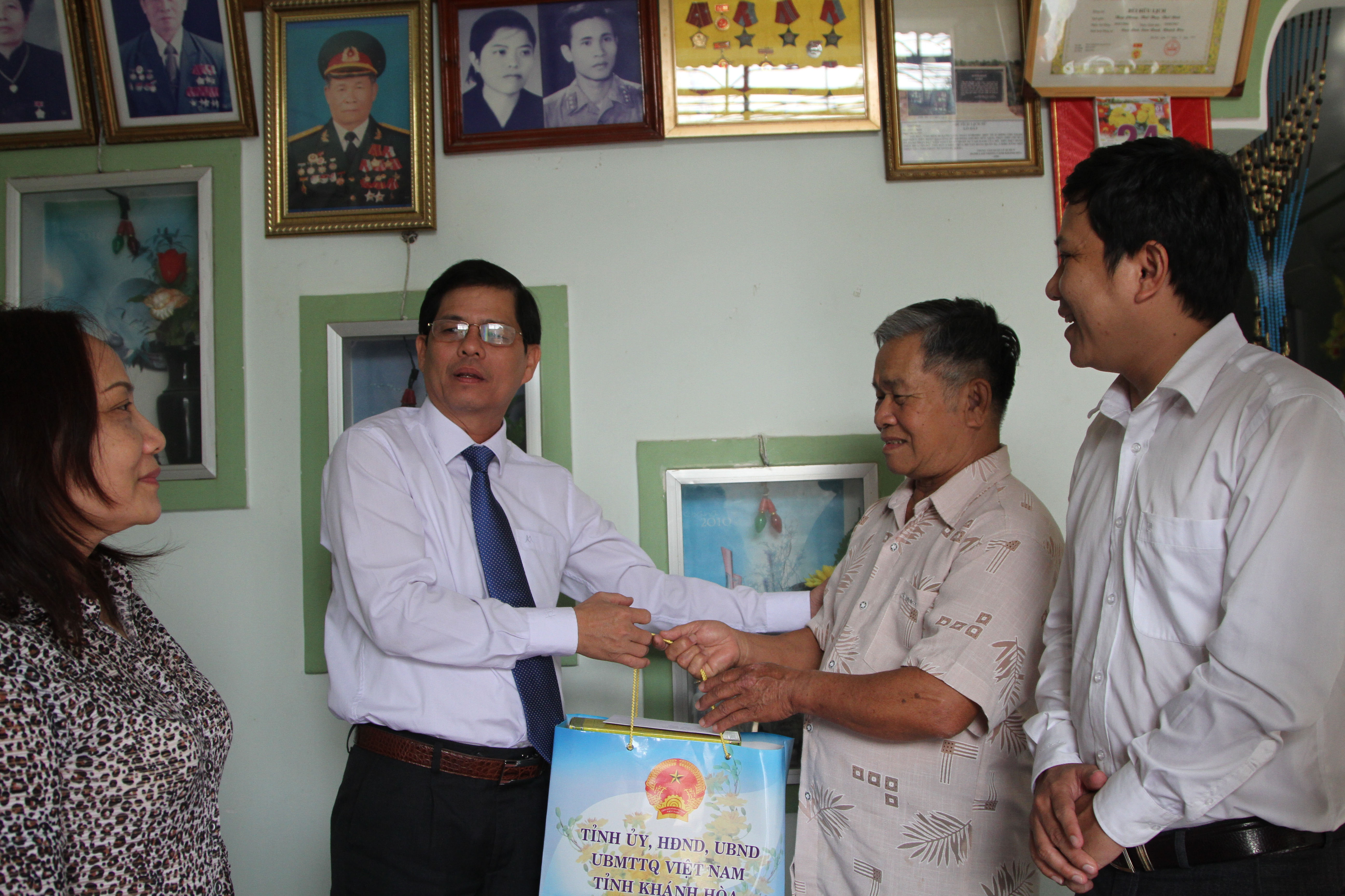 Đồng chí Nguyễn Tấn Tuân tặng quà cho đồng chí Bùi Hữu Lịch