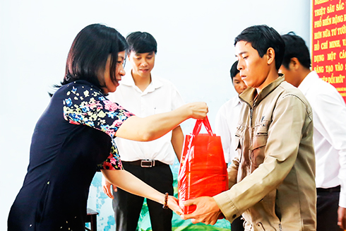 Đảm bảo mọi người, mọi nhà đều có Tết