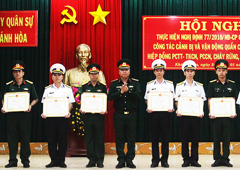 Đại tá Ngô Quang Trung - Chỉ huy trưởng Bộ Chỉ huy  Quân sự tỉnh trao bằng khen cho các tập thể.