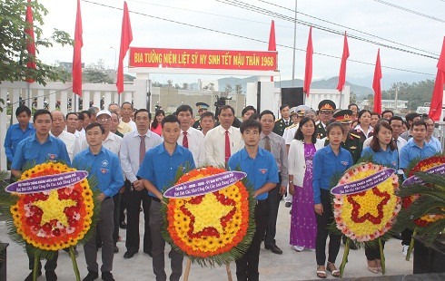  Lãnh đạo TP. Nha Trang dâng hoa, thắp hương các anh hùng liệt sĩ.