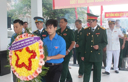 Đại diện Hội Cựu chiến binh TP. Nha Trang dâng hoa, thắp hương cho các anh hùng, liệt sĩ.