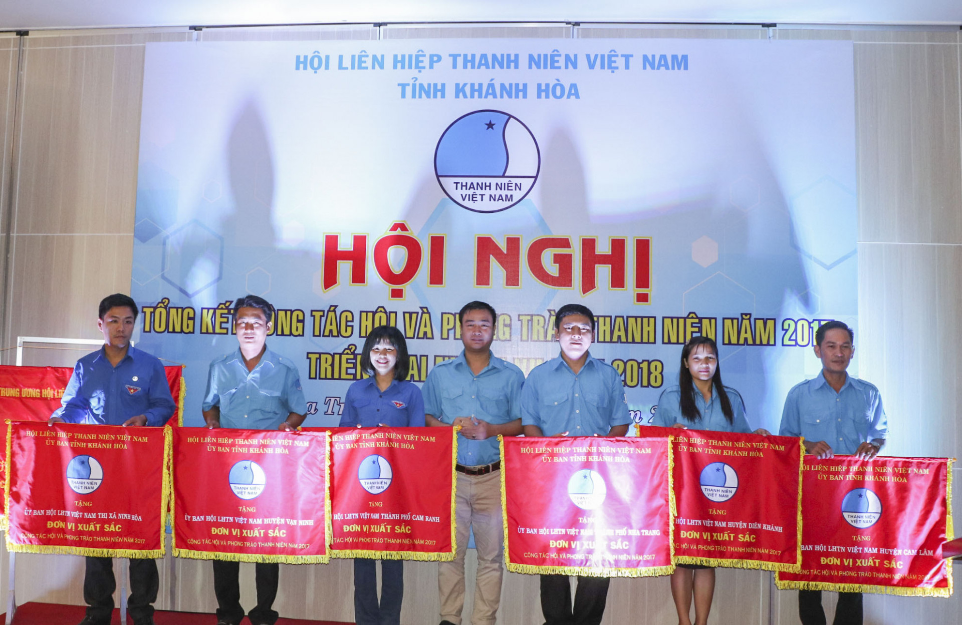 Anh Nguyễn Văn Nhuận - Bí thư Tỉnh đoàn, Chủ tịch Hội Liên hiệp Thanh niên Việt Nam tỉnh trao cờ thi đua xuất sắc cho các tập thể xuất sắc.