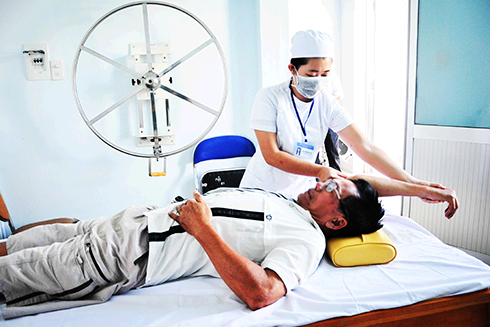 Công tác khám, điều trị cho bệnh nhân  tại Bệnh viện Đa khoa huyện Vạn Ninh.