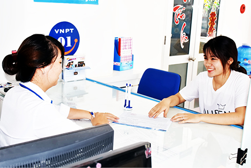 Nhân viên Trung tâm Kinh doanh VNPT - Khánh Hòa  hướng dẫn khách hàng đăng ký dịch vụ.