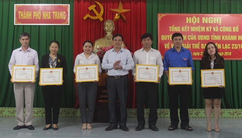 Ông Nguyễn Sỹ Khánh trao giấy khen cho các tập thể.