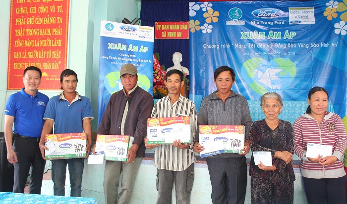 Lãnh đạo Công ty Nha Trang Ford trao quà cho người dân xã Ninh An.
